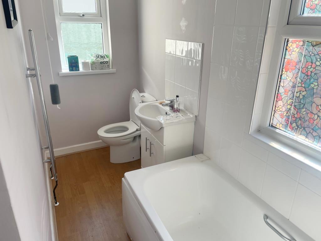 Lot: 44 - GROUND FLOOR FLAT FOR IMPROVEMENT - Bathroom with W.C.